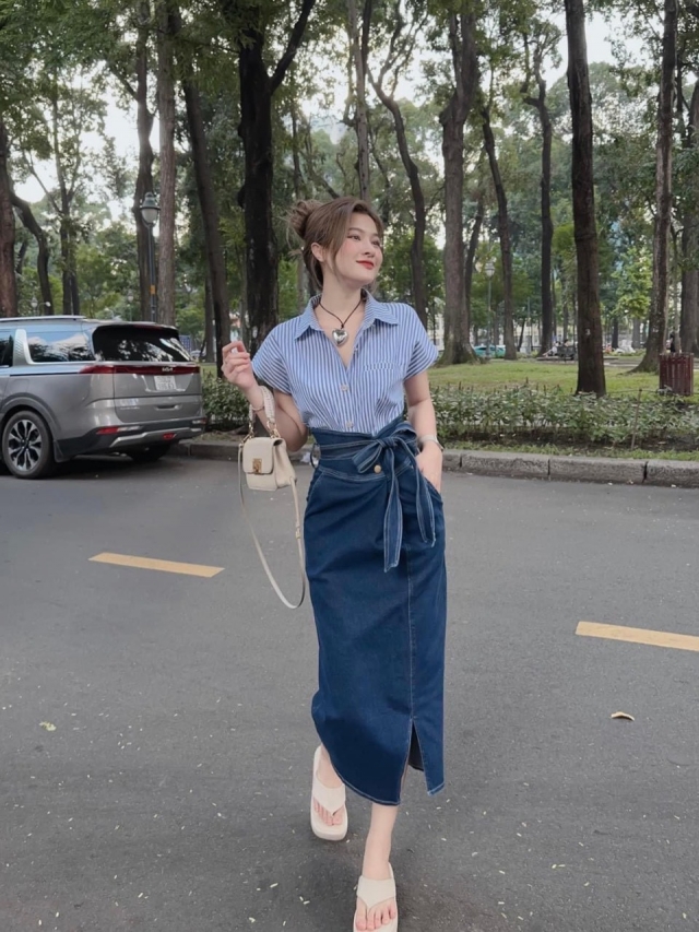 Chân váy jeans kết hợp với áo gì để trông thật trẻ trung năng động | ELLY -  TOP 10 Thương Hiệu Nổi Tiếng Việt Nam